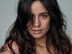 Gaya Camila Cabello Jadi Model Victorias Secret, Wajah Nyaris Tanpa Makeup