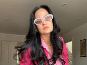 Potret Cantik Donna Harun Liburan di London, Tetap Stylish Pakai Piyama