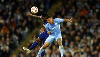Pemain Manchester City Gabriel Jesus, kanan, melompat untuk merebut bola dengan pemain Real Madrid Eder Militao.