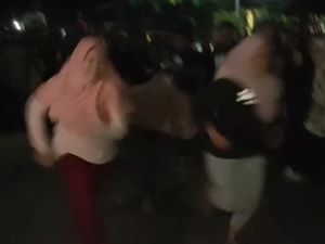 Emak-emak di Sidrap Sulsel Ikut Balap Lari Tengah Malam Emak-emak di Sidrap Sulsel Ikut Balap Lari Tengah Malam