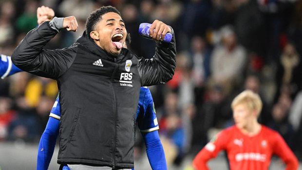 Leicester Citys French defender Wesley Fofana celebrates  after the UEFA Europa Conference League round of 16 second leg football match between Rennes and Leicester City at the Roazhon Park stadium in Rennes, on March 17, 2022. (Photo by DAMIEN MEYER / AFP)