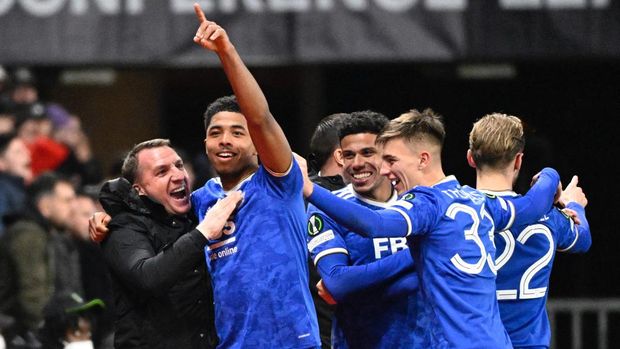 Leicester Citys French defender Wesley Fofana (2nd L) celebrates with Leicester Citys Northern Irish manager Brendan Rodgers (L) during the UEFA Europa Conference League round of 16 second leg football match between Rennes and Leicester City at the Roazhon Park stadium in Rennes, on March 17, 2022. (Photo by DAMIEN MEYER / AFP)