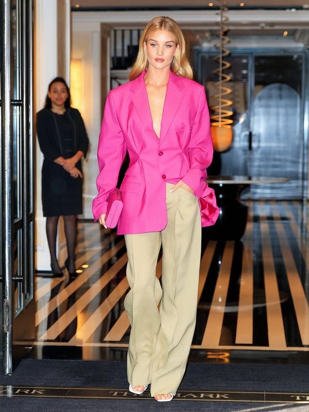 Rosie Huntington-Whitely mengombinasikan warna neon dengan warna netral/