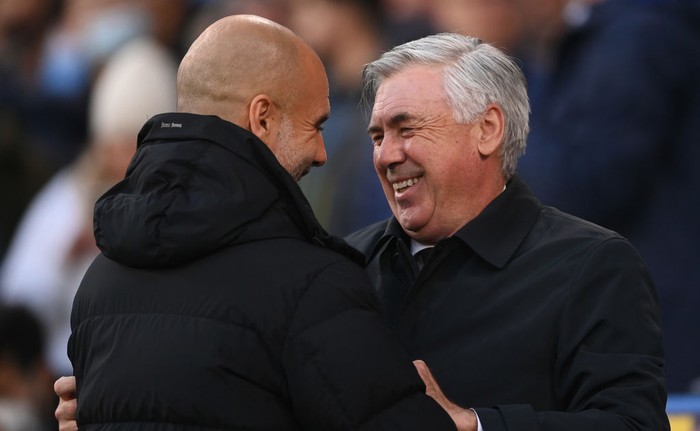 MANCHESTER, ENGLAND - APRIL 26: Pep Guardiola, Manager of Manchester City and Carlo Ancelotti, Head Coach of Real Madrid interact prior to the UEFA Champions League Semi Final Leg One match between Manchester City and Real Madrid at Etihad Stadium on April 26, 2022 in Manchester, England. (Photo by Laurence Griffiths/Getty Images)
