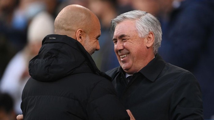 MANCHESTER, ENGLAND - APRIL 26: Pep Guardiola, Manager of Manchester City and Carlo Ancelotti, Head Coach of Real Madrid interact prior to the UEFA Champions League Semi Final Leg One match between Manchester City and Real Madrid at Etihad Stadium on April 26, 2022 in Manchester, England. (Photo by Laurence Griffiths/Getty Images)