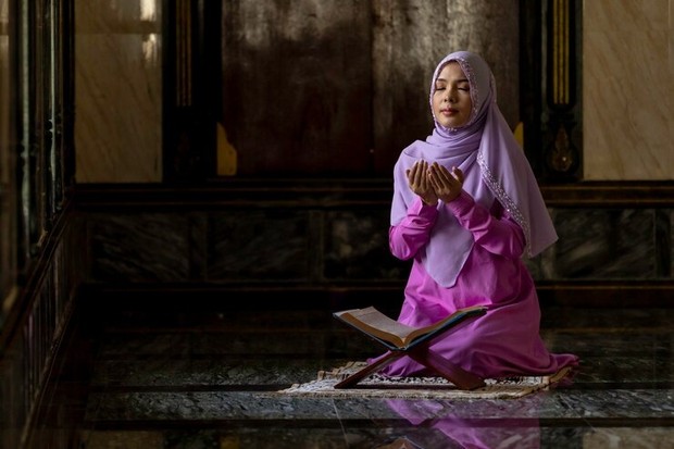 Ilustrasi beribadah dengan khusu/ Foto: Freepik.com/jaynothing