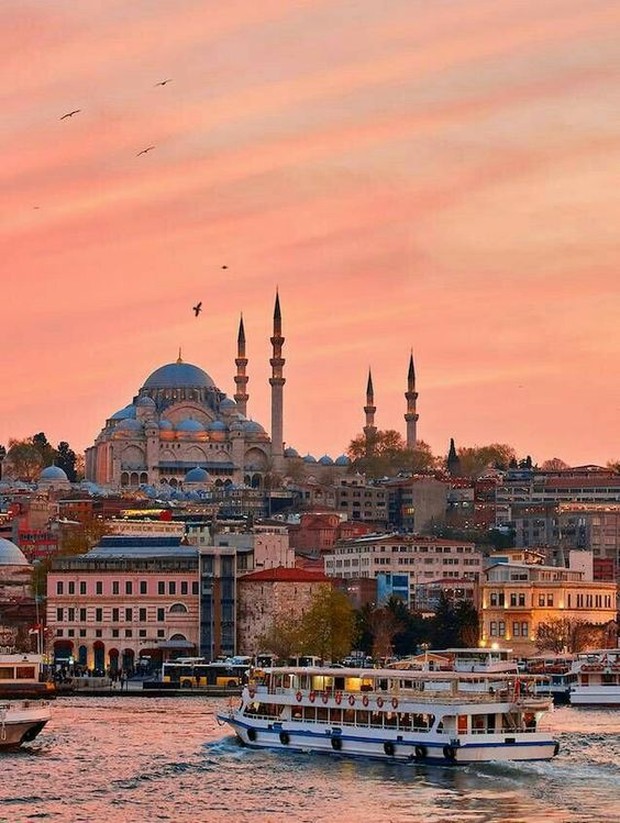 salah satu masjid ikonik di kota istanbul, turki