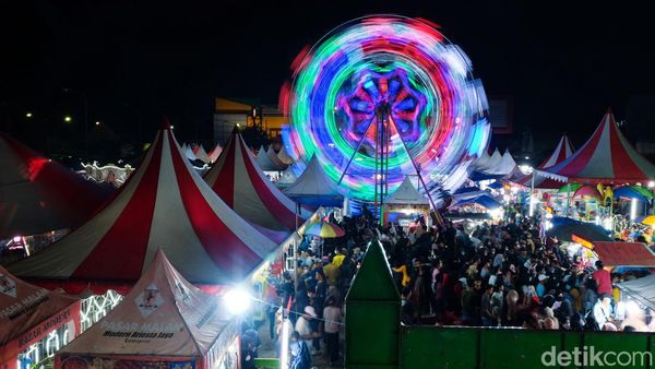 Jelang Lebaran, Warga Tumpah Ruah di Pasar Malam Pamulang