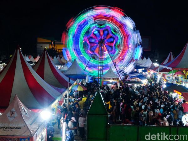 Jelang Lebaran, Warga Tumpah Ruah di Pasar Malam Pamulang