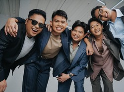 Juicy Luicy dan Adrian Khalif Sabet Piala dari Bandung Music Awards 2023