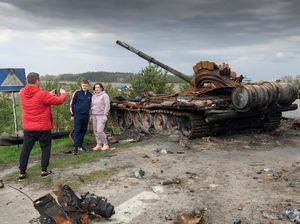 Rusak Imbas Perang, Kendaraan Tempur Rusia Jadi Objek Foto di Ukraina Rusak Imbas Perang, Kendaraan Tempur Rusia Jadi Objek Foto di Ukraina