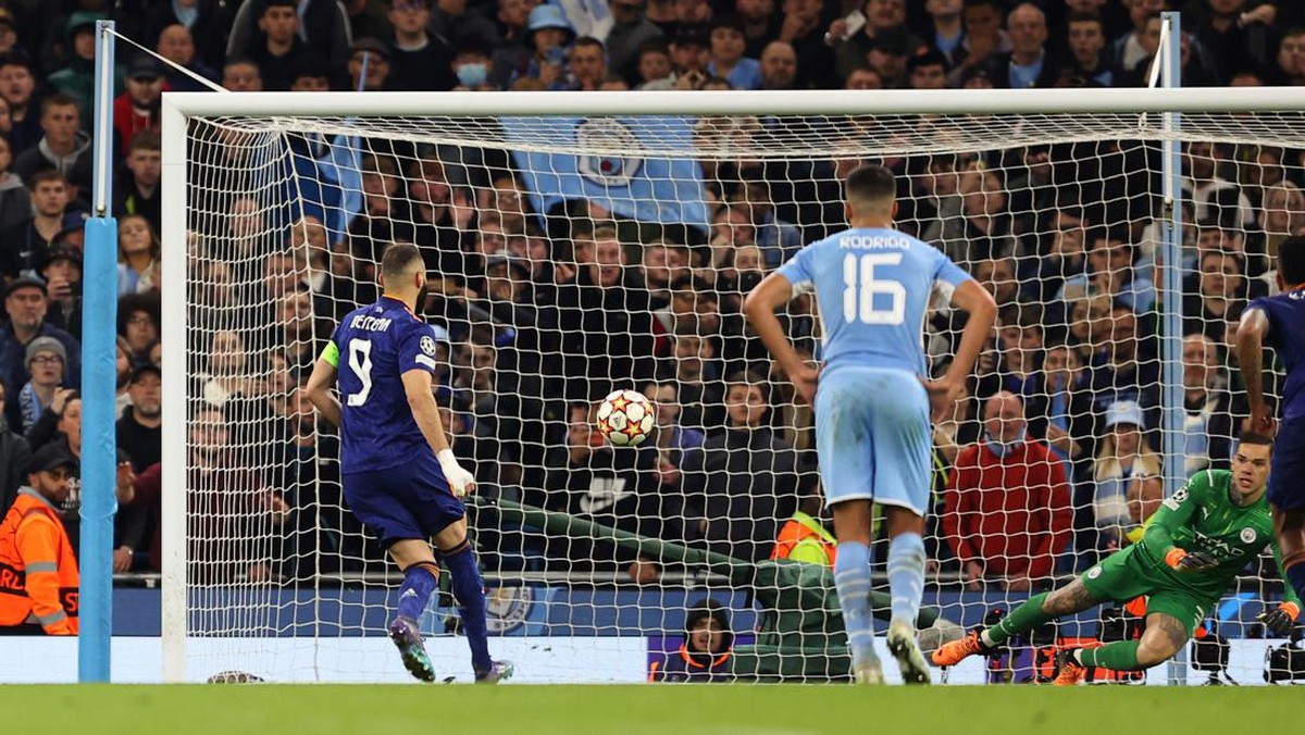 Momen eksekusi penalti Benzema. Foto: James Williamson - AMA/Getty Images, via Twitter