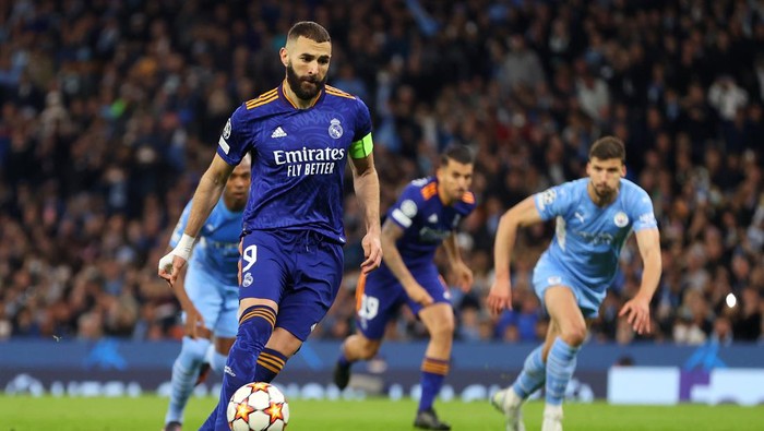 MANCHESTER, ENGLAND - APRIL 26: Karim Benzema of Real Madrid scores their sides third goal from the penalty spot during the UEFA Champions League Semi Final Leg One match between Manchester City and Real Madrid at Etihad Stadium on April 26, 2022 in Manchester, England. (Photo by Catherine Ivill/Getty Images)