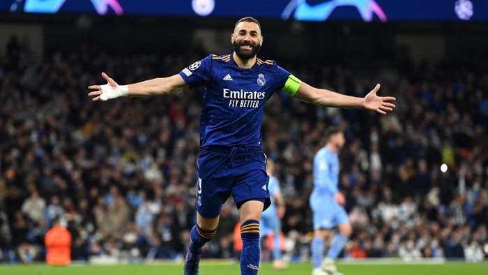 MANCHESTER, ENGLAND - APRIL 26: Karim Benzema of Real Madrid celebrates after scoring their sides third goal from the penalty spot during the UEFA Champions League Semi Final Leg One match between Manchester City and Real Madrid at Etihad Stadium on April 26, 2022 in Manchester, England. (Photo by David Ramos/Getty Images)