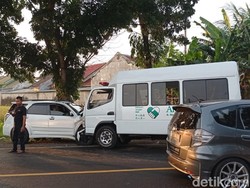 Ambulans Diserempet Mobil Derek Lalu Adu Banteng dengan Rush di Probolinggo