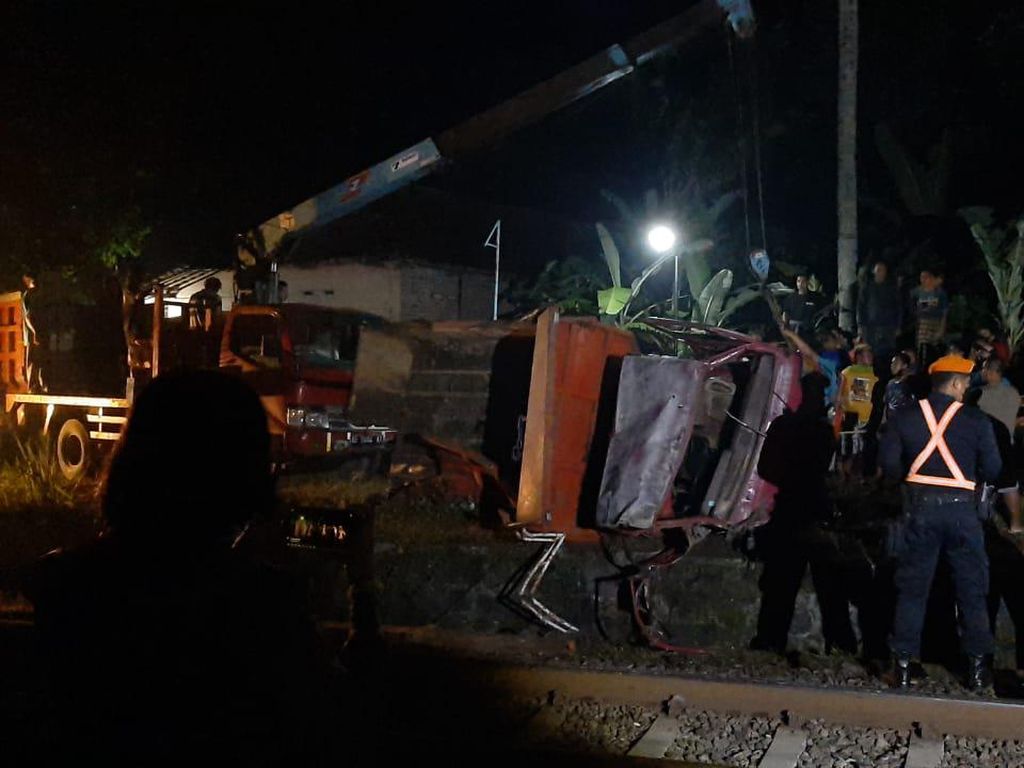 KA Lodaya Vs Truk di Sleman: Nihil Korban Jiwa, 6 Jadwal Kereta Api Terlambat