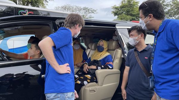 Keren! Ada Mudik Mewah Naek Alphard Bagi Mitra Penjualan XL