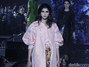 8 Koleksi Baju Lebaran 2022 Rancangan Mel Ahyar, Idul Fitri Pakai Kain 8 Koleksi Baju Lebaran 2022 Rancangan Mel Ahyar, Idul Fitri Pakai Kain
