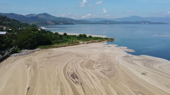 Kondisi air di Pantai Amahami yang berubah menjadi cokelat keputihan dan berbusa.