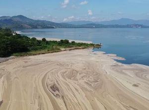 Viral Laut Bima Berubah Warna Cokelat, DLH Ambil Sampel Air