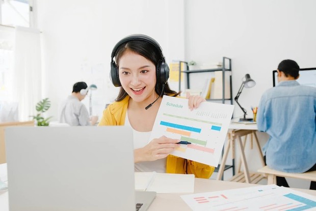 Lakukan aktivitas dengan perlahan/Foto:Freepik.com/Tirachardz Batasi penggunaan energi saat sedang beraktivitas agar tidak mudah haus.