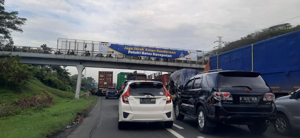 Lalu lintas di Tol Jakarta-Cikampek, Rabu (27/4/2022) pukul 15.40 WIB