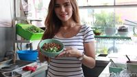Pose Manis Lina Kartika, Penjual Bakmi Siantar yang Cantik dan Seksi