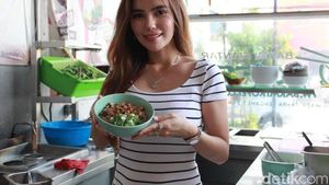 Pose Manis Lina Kartika, Penjual Bakmi Siantar yang Cantik dan Seksi