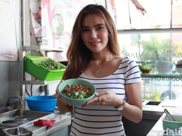 Pose Manis Lina Kartika, Penjual Bakmi Siantar yang Cantik dan Seksi
