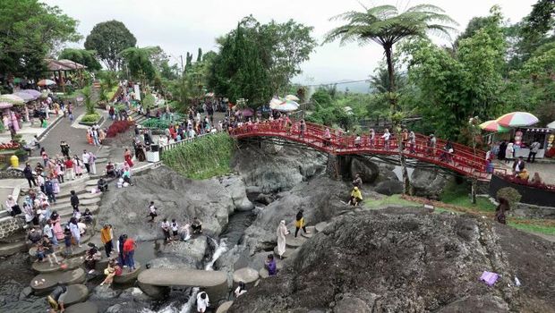 Sejumlah wisatawan mengunjungi lokawista Baturraden, Banyumas, Jateng, Minggu (16/5/2021). Lokawisata Baturraden tetap dibuka dengan menerapkan protokol kesehatan, memeriksa suhu tubuh pengunjung, mewajibkan masker, penyemprotan cairan disinfektan secara berkala, rapid tes secara acak, dan membatasi jumlah pengunjung hanya 30 persen dari kapasitas lokawisata. ANTARA FOTO/Idhad Zakaria