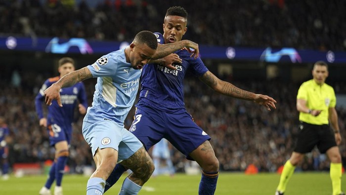 Manchester Citys Gabriel Jesus, left, duels for the ball with Real Madrids Eder Militao during the Champions League semi final, first leg soccer match between Manchester City and Real Madrid at the Etihad stadium in Manchester, England, Tuesday, April 26, 2022. (AP Photo/Dave Thompson)