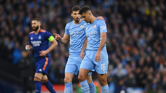 MANCHESTER, ENGLAND - APRIL 26: Ruben Dias and Rodrigo of Manchester City talk during the UEFA Champions League Semi Final Leg One match between Manchester City and Real Madrid at Etihad Stadium on April 26, 2022 in Manchester, England. (Photo by David Ramos/Getty Images)