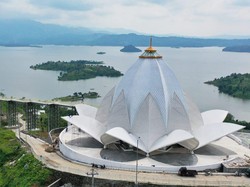 Masjid Al-Kamil yang Dicek Kang Emil Disebut Mirip Lotus Temple di India