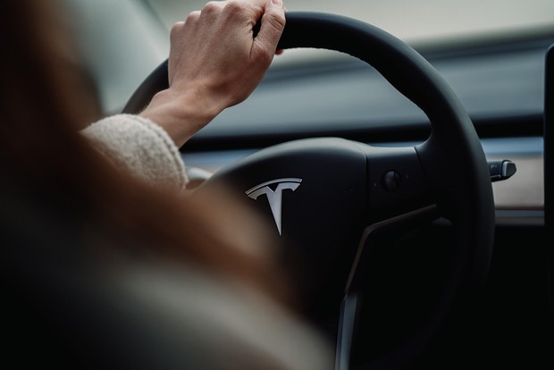 Mobil Tesla/ Foto: Unsplash/ Jenny Ueberberg