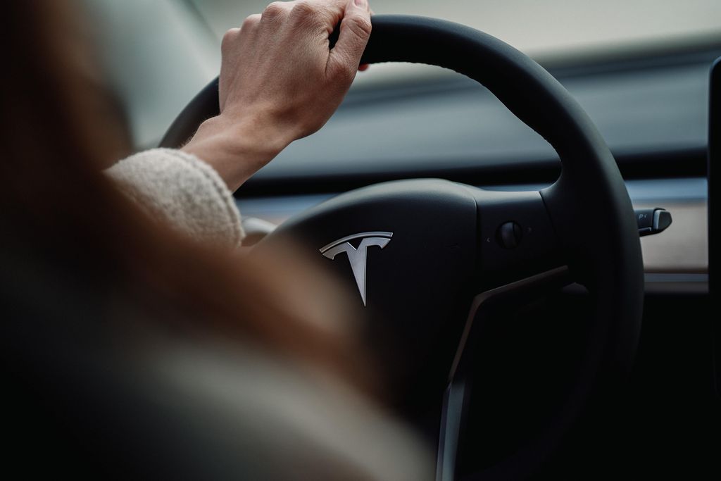 Mobil Tesla/ Foto: Unsplash/ Jenny Ueberberg