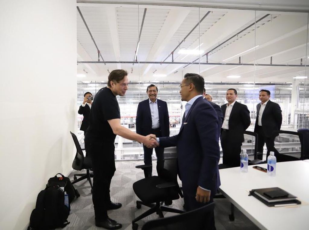 Analisis di Balik Momen Jabat Tangan Elon Musk Saat Ketemu Luhut Analisis di Balik Momen Jabat Tangan Elon Musk Saat Ketemu Luhut