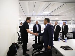 Analisis di Balik Momen Jabat Tangan Elon Musk Saat Ketemu Luhut Analisis di Balik Momen Jabat Tangan Elon Musk Saat Ketemu Luhut