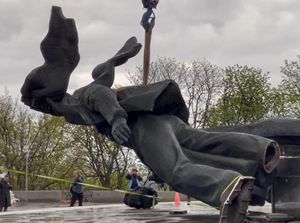 Detik-detik Monumen Persahabatan Rusia-Ukraina Dirobohkan