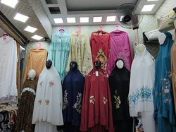 Cerita Pedagang Mukena Alami Peningkatan Penjualan Tahun Ini