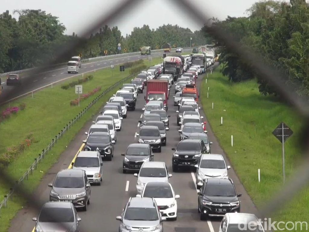 Sejam Jelang One Way, Ini Titik Macet di Tol Cipali Sejam Jelang One Way, Ini Titik Macet di Tol Cipali