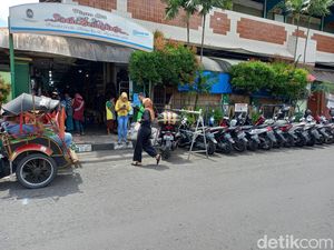 Jelang Lebaran, Pengunjung Pasar Beringharjo Mulai Semakin Ramai