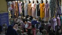 Pemburu Baju Baru Berjubelan di Pasar Jatinegara