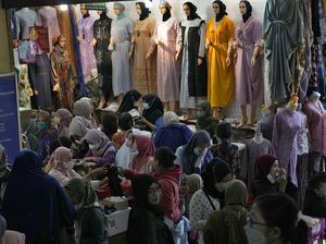 Pemburu Baju Baru Berjubelan di Pasar Jatinegara