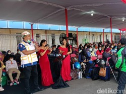 Pemudik Kapal Gratis Asal Jakarta Disambut Biduan di Pelabuhan Semarang