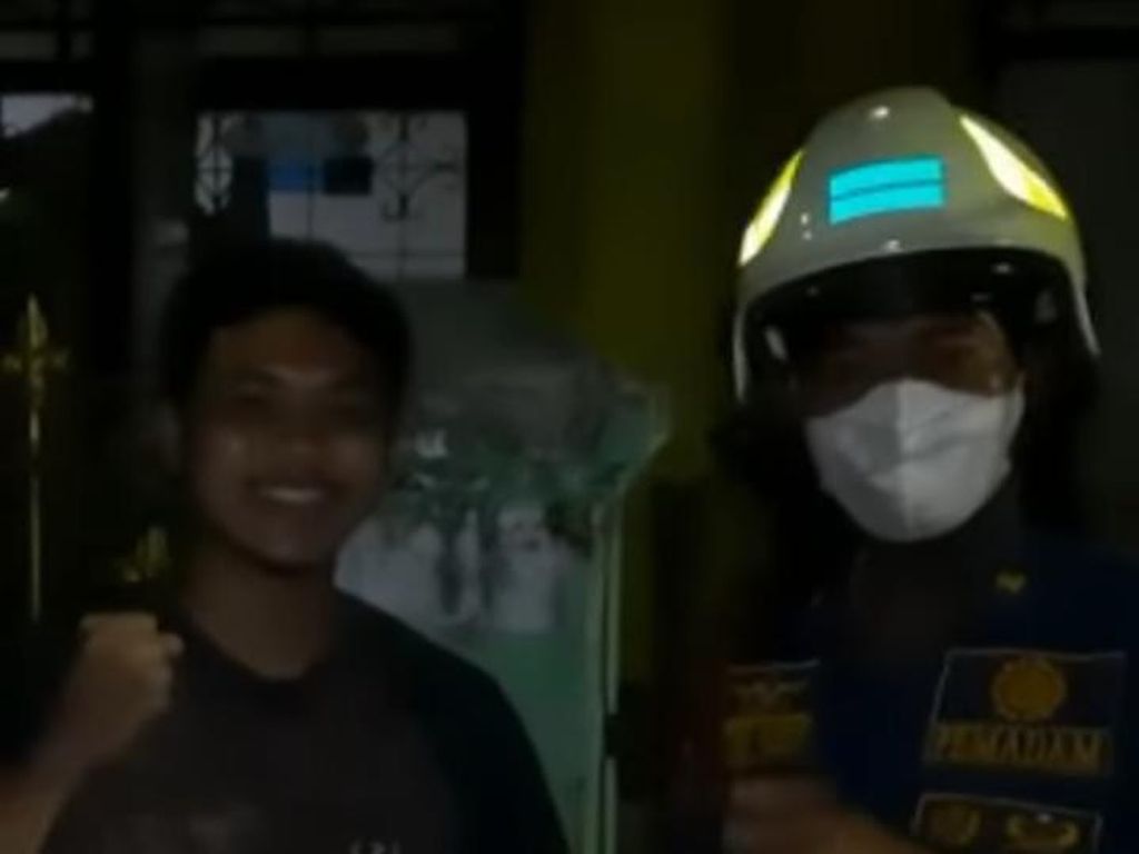 Hendak Mudik Malah Terkunci di Kamar Kos, Pria Ini Panggil Damkar Jaktim Hendak Mudik Malah Terkunci di Kamar Kos, Pria Ini Panggil Damkar Jaktim
