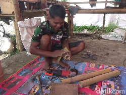 Kehilangan Pekerjaan, Penyintas Erupsi Semeru Buat Kerajinan Bambu