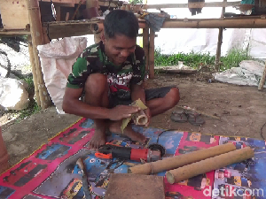 Kehilangan Pekerjaan, Penyintas Erupsi Semeru Buat Kerajinan Bambu