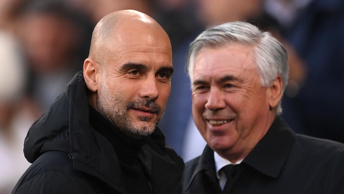 MANCHESTER, ENGLAND - APRIL 26: Pep Guardiola, Manager of Manchester City and Carlo Ancelotti, Head Coach of Real Madrid look on prior to the UEFA Champions League Semi Final Leg One match between Manchester City and Real Madrid at Etihad Stadium on April 26, 2022 in Manchester, England. (Photo by Laurence Griffiths/Getty Images)
