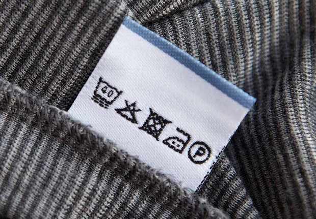 Perhatikan petunjuk pencucian di sajadah demi menyesuaikan cara mencuci tergantung jenis bahannya