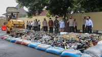 Polda DIY Musnahkan Ribuan Botol Miras-Knalpot Bising